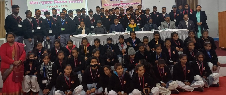 Gonda : LBS के छात्र छात्राओं को स्वेटर व पुस्तकें वितरित 1 Gonda : LBS के छात्र छात्राओं को स्वेटर व पुस्तकें वितरित