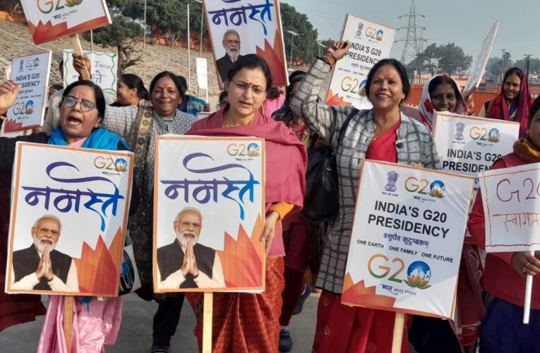 अयोध्या : भाजपा महिला मोर्चा की महिलाओं ने जी-20 प्ले कार्ड लेकर निकाला मार्च