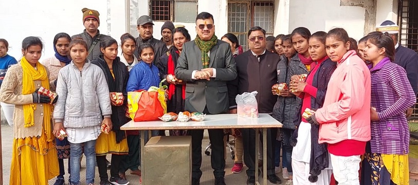 Bahraich : आश्रम पद्धति विद्यालय रिसिया पहुॅचे डीएम