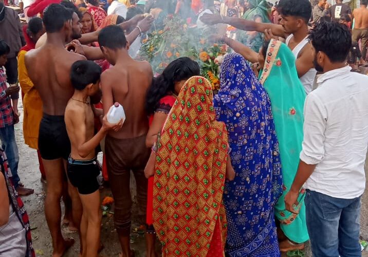  रायबरेली : महाशिवरात्रि पर शिवालयों पर उमड़ा भक्तों का सैलाब, गंगा घाटों पर भारी भीड़