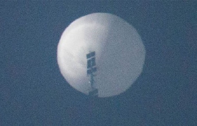  फिर बढ़ी रार: अमेरिकी आकाश में दिखा चीन का विशाल जासूसी गुब्बारा