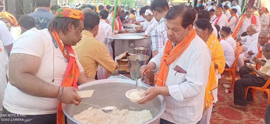 Gonda : जोश के साथ निकली झूलेलाल की झांकी
