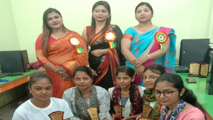 Gonda : ICIT कम्प्यूटर सेंटर में मेंहदी प्रतियोगिता आयोजित