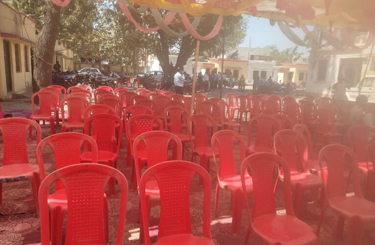 बलरामपुर :क्षेत्र पंचायत की बैठक का बहिष्कार ग्राम प्रधानों के करने से अधिकांश कुर्सियां खाली पड़ी रही
