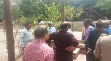  लखनऊ : व्यापारियों ने जोनल अधिकारी को दिखायी पार्क की खस्ताहाल तस्वीर