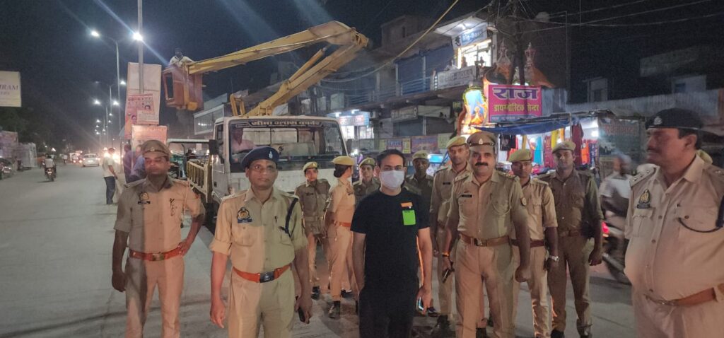 आचार संहिता लगते ही जेसीबी से हटाए जाने लगे बैनर