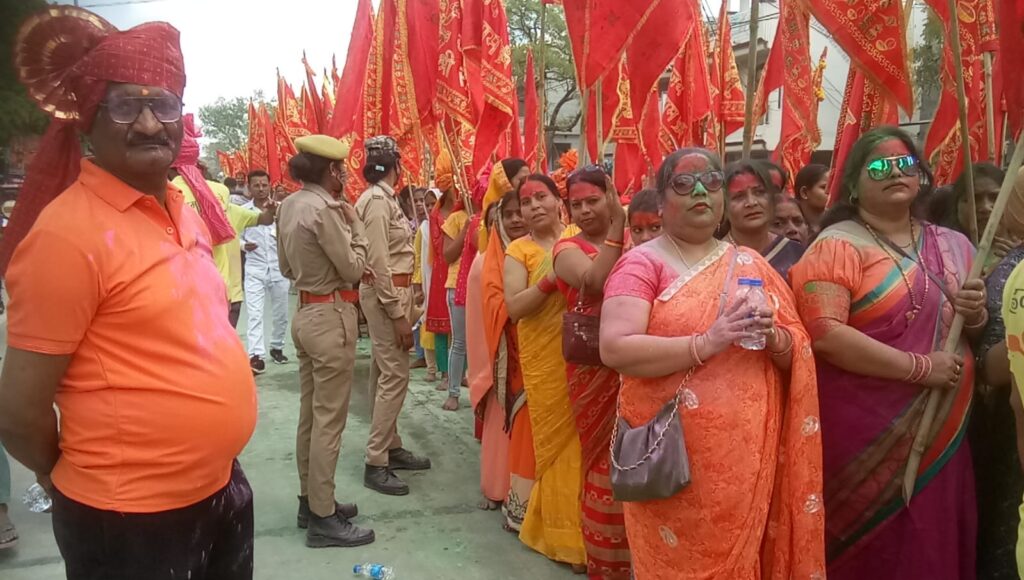 बलरामपुर :बालाजी महोत्सव पर निकली निशान शोभायात्रा, श्रद्धालुओं ने लगाए जयकारे