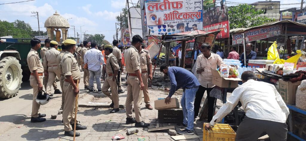 बलरामपुर :नगर क्षेत्र में अतिक्रमण हटाओ अभियान चलाकर सड़क पर अतिक्रमण हटाया गया