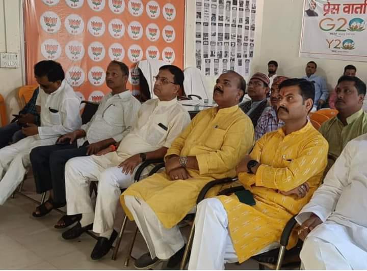 भाजपा कार्यालय उतरौला में पार्टी का स्थापना दिवस मनाया गया