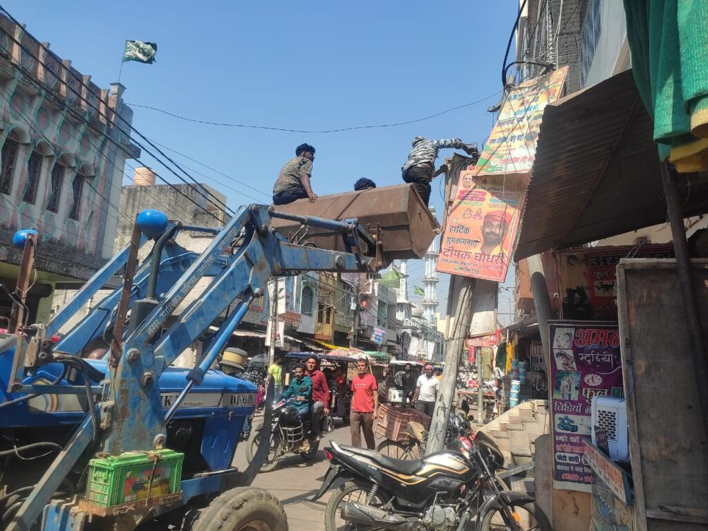 बलरामपुर :आचार संहिता लागू होने पर प्रशासन की भृकुटी टेढ़ी हो गई