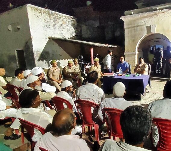 बलरामपुर :क्षेत्र के संभ्रान्त व्यक्तियों/ नागरिकों , धर्मगुरुओं एवं ग्राम प्रहरी के साथ पीस कमेटी की मीटिंग