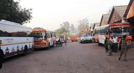  लखनऊ : एसी बसों के संचालन रुकने से यात्री परेशान