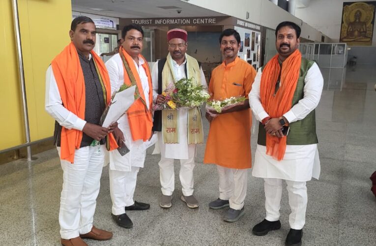  उप्र : केंद्रीय मंत्री विश्वेश्वर टुडु पहुंचे बाबतपुर एयरपोर्ट