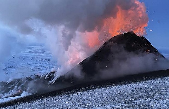 रूस में फटा ज्वालामुखी, दस किलोमीटर ऊंचाई तक नजर आया राख का गुबार
