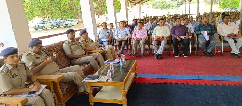 बूथ के अंदर प्रतिबंधित रहेगा मोबाइल, मीडिया का प्रवेश होगा वर्जित 1 बूथ के अंदर प्रतिबंधित रहेगा मोबाइल, मीडिया का प्रवेश होगा वर्जित