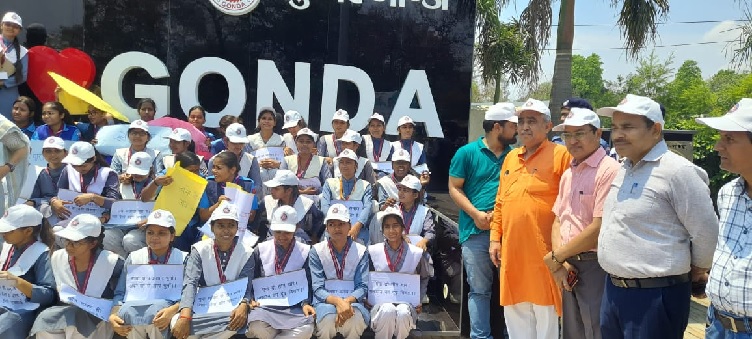 Gonda : छात्र छात्राओं ने मतदान के लिए किया नुक्कड़ नाटक