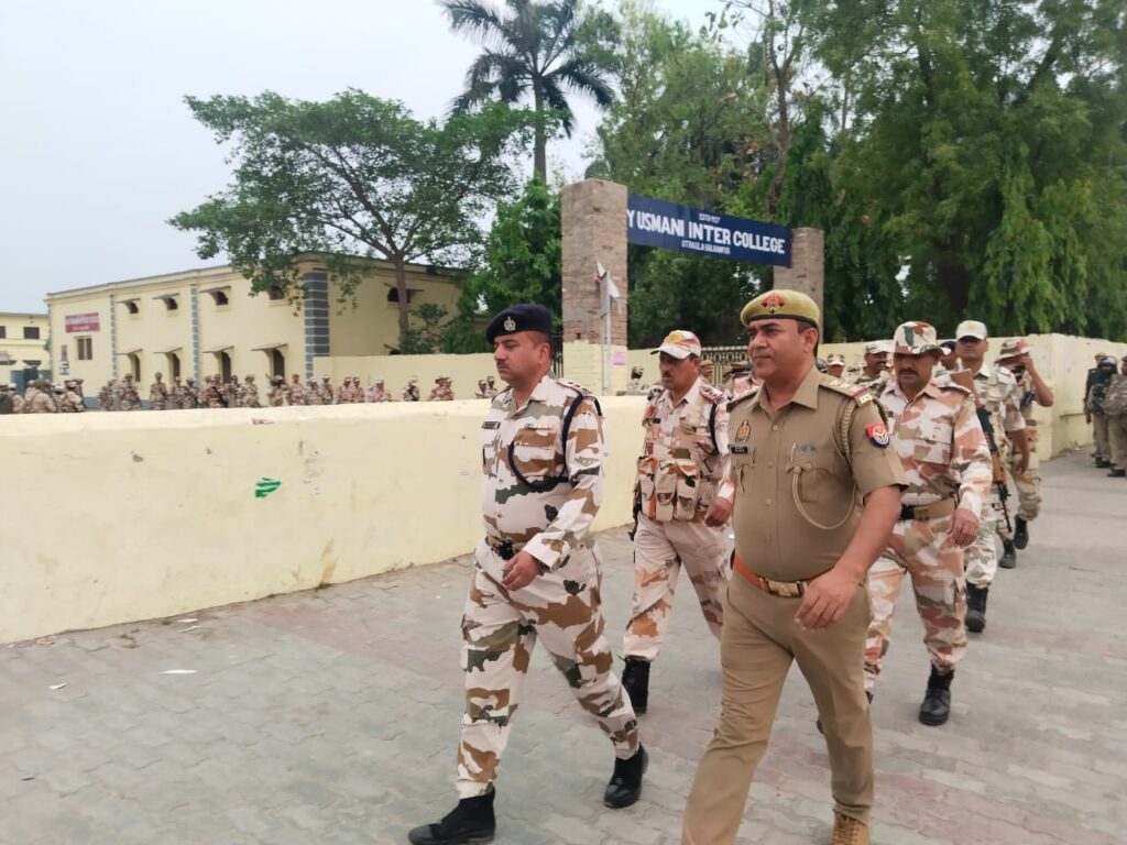 बलरामपुर :संवेदनशील / अति संवेदनशील पोलिंग बूथों व प्रमुख चौराहों पर फ्लैग मार्च