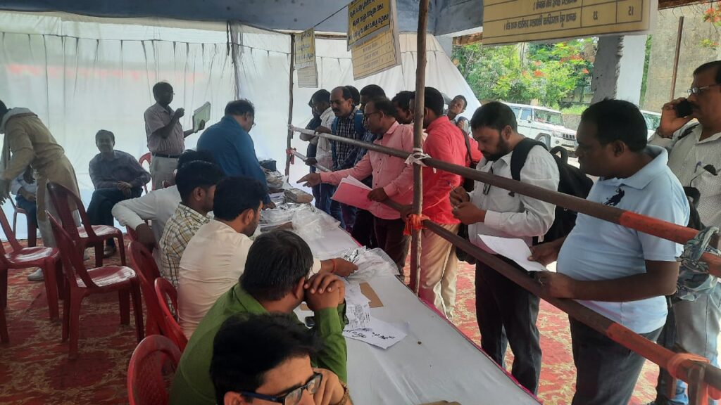 उतरौला के निकाय चुनाव में मतदान कराने के पोलिंग पार्टियां पहुंचने लगी