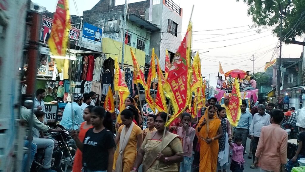 बलरामपुर :राधा कृष्ण जी की विशाल शोभायात्रा निकाला गया