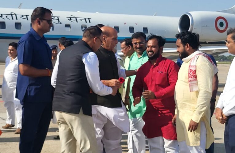  रक्षामंत्री राजनाथ सिंह पहुंचे वाराणसी एयरपोर्ट, स्वागत के बाद आजमगढ़ रवाना