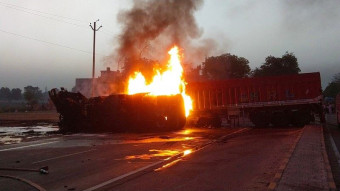 अयोध्या में कंटेनर व टैंकर में भिड़ंत के बाद लगी आग, दो लोग जिंदा जले
