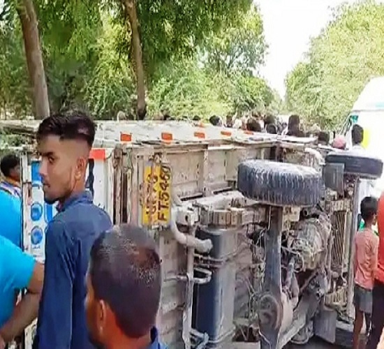 कानपुर: मुंडन संस्कार से वापस लौट रहा लोडर पलटा, 21 लोग घायल