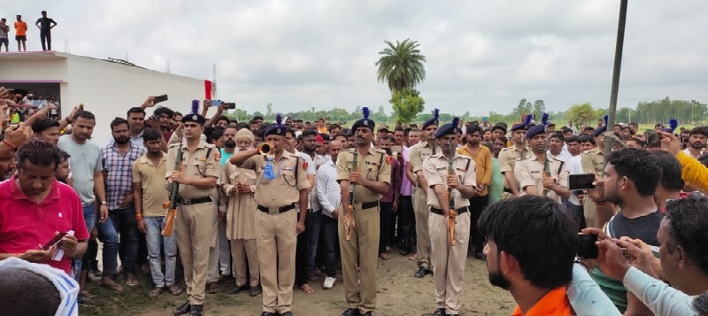 Gonda : शहीद जवान का राजकीय सम्मान के साथ अंतिम संस्कार 1 Gonda : शहीद जवान का राजकीय सम्मान के साथ अंतिम संस्कार