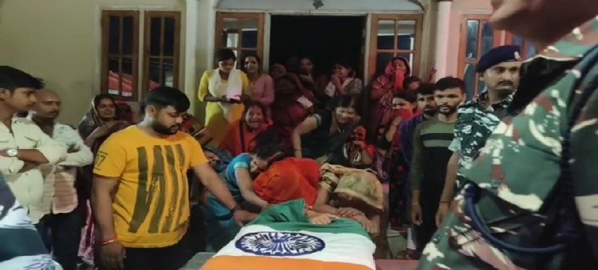 Gonda : शहीद जवान का राजकीय सम्मान के साथ अंतिम संस्कार 2 Gonda : शहीद जवान का राजकीय सम्मान के साथ अंतिम संस्कार