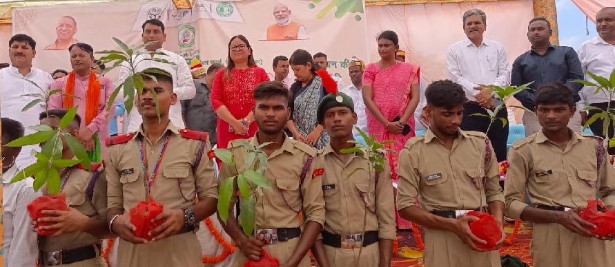 Gonda : अभियान चलाकर जिले में रोपे गए 40 लाख पौधे