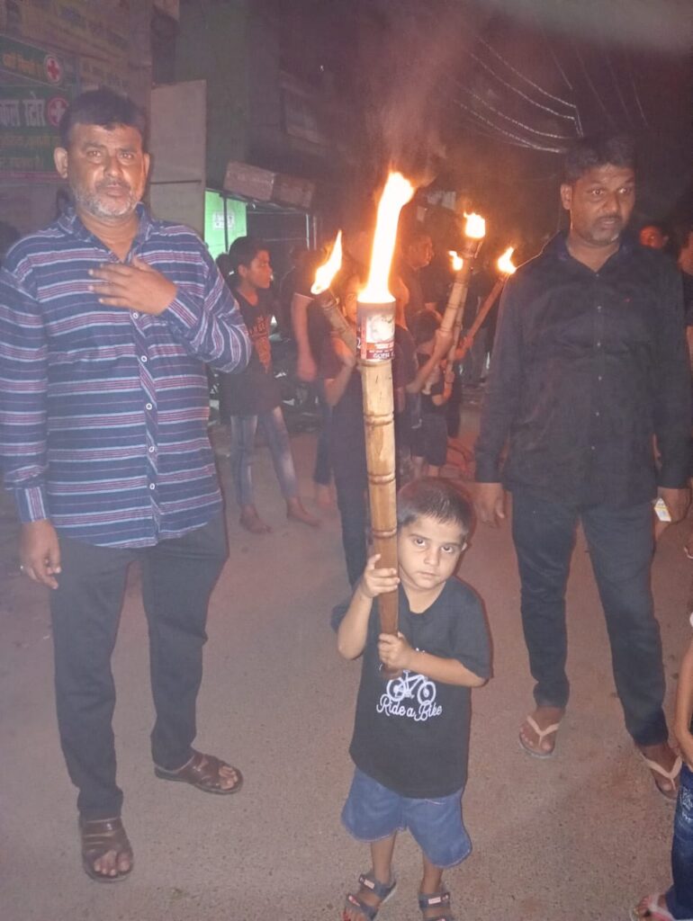 बलरामपुर :कदीमी अलम फ़ातेहे फुरात बेहद ग़मगीन माहौल में मशालों की रोशनी में बरामद हुआ 1 बलरामपुर :कदीमी अलम फ़ातेहे फुरात बेहद ग़मगीन माहौल में मशालों की रोशनी में बरामद हुआ