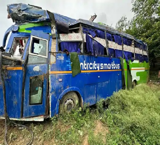  लखनऊ-कानपुर एक्सप्रेस-वे पर बेकाबू होकर गड्ढे में गिरी बस, 17 यात्री घायल
