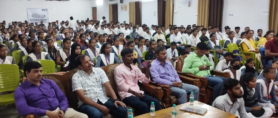 Gonda : LBS कालेज के 27 छात्र छात्राओं का हुआ प्लेसमेंट