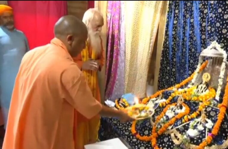  मुख्यमंत्री योगी ने रामचंद्र परमहंस दास की समाधि पर अर्पित की पुष्पांजलि