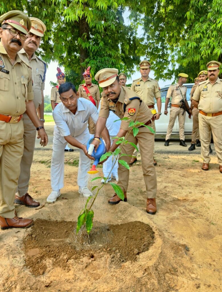 पुलिस अधीक्षक गोण्डा ने स्वतंत्रता दिवस के अवसर पर ध्वजारोहण किया वा सत्य निष्ठा का संकल्प दिलाया