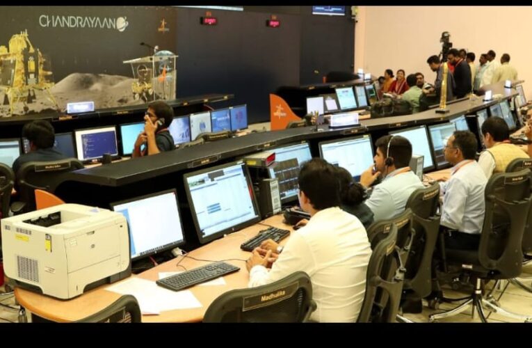  इसरो को चंद्रयान-3 के पांच बजकर 44 मिनट पर निर्धारित बिंदु पर पहुंचने का इंतजार, 06 बजकर 04 मिनट पर सॉफ्ट लैंडिंग की उम्मीद