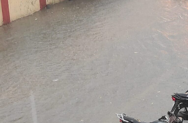  वाराणसी : झमाझम बारिश से चहुंओर जलभराव, सड़कों पर जलभराव से जूझते रहे लोग