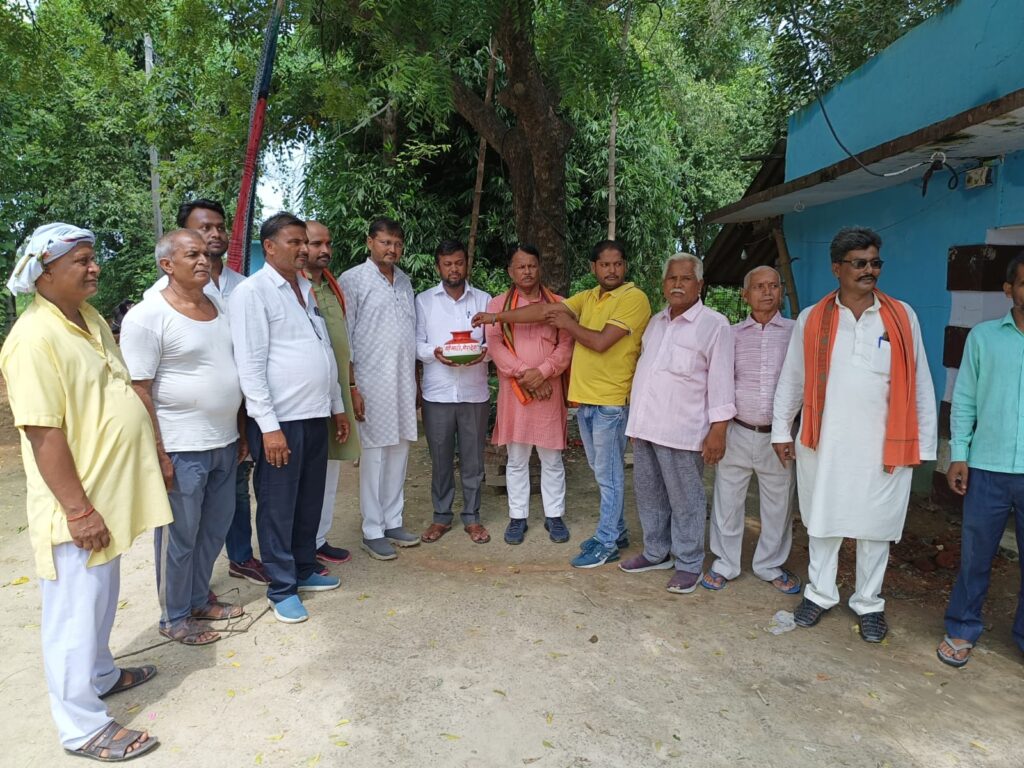 गोण्डा द्वारा मेरी माटी मेरा देश अभियान के निमित्त मिट्टी संकलन का कार्य जनपद के प्रत्येक बूथों पर प्रारम्भ किया गया।