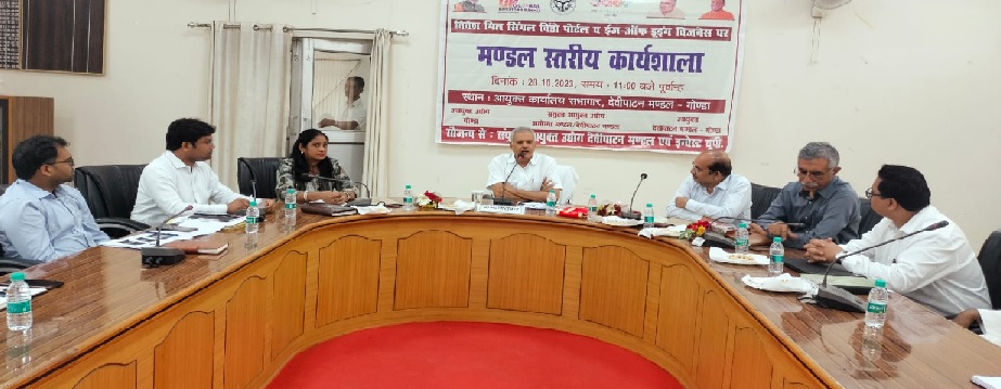 Gonda : जब गोद लिए स्कूल पहुंच गए आयुक्त! 1 Gonda : जब गोद लिए स्कूल पहुंच गए आयुक्त!