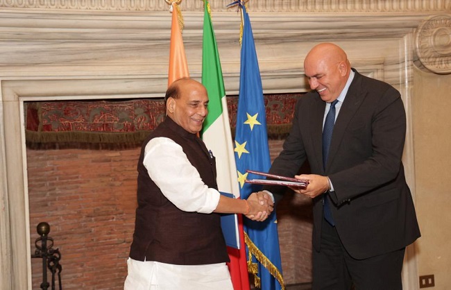  राजनाथ सिंह ने इतालवी रक्षा मंत्री के साथ बैठक कर रक्षा सहयोग पर किया समझौता