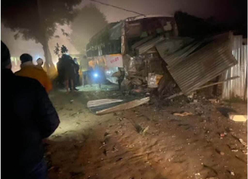 सड़क हादसे में तीन की मौत, दो जख्मी