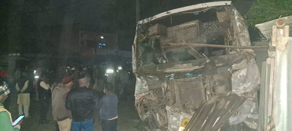 सड़क हादसे में तीन की मौत, दो जख्मी