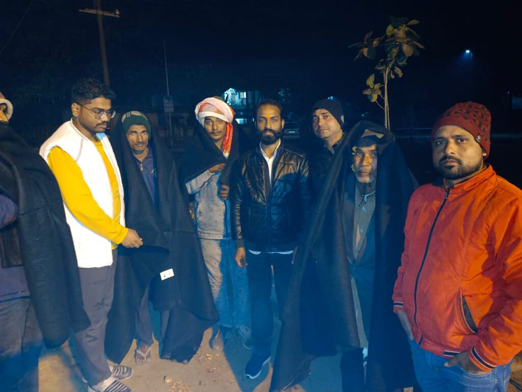 सर्द रात में ठिठुरते बदन पर जब इंकलाब फाउंडेशन ने डाला कम्बल, तो हुई दुआओं की बारिश