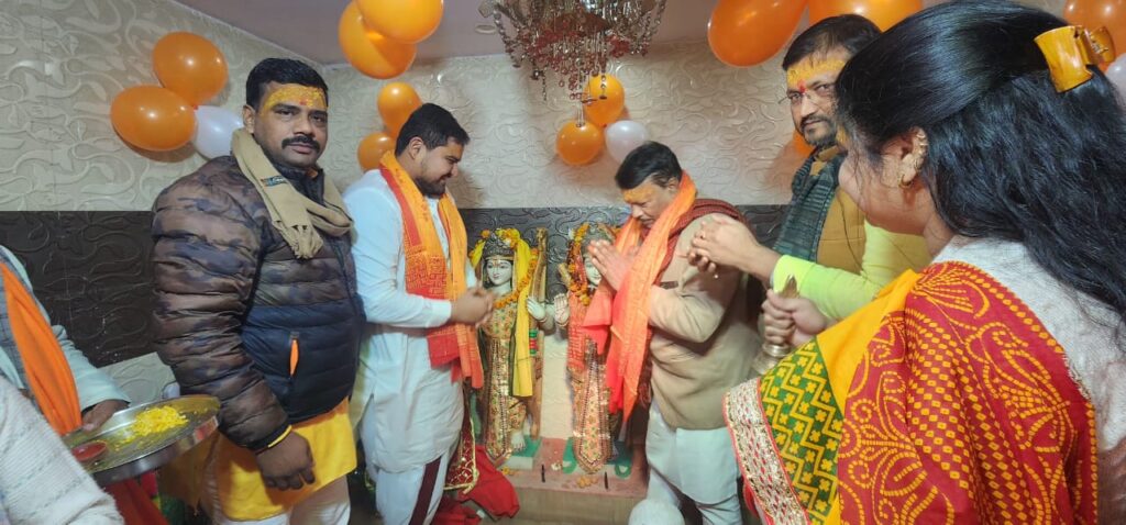 भाजपा जिला अध्यक्ष अमरकिशोर कश्यप एवं सदर विधायक प्रतीक भूषण द्वारा गोंडा नगर स्थित पुरानी हनुमानगढ़ मालवीय नगर में प्राण प्रतिष्ठा के कार्यक्रम को लाइव देखा गया