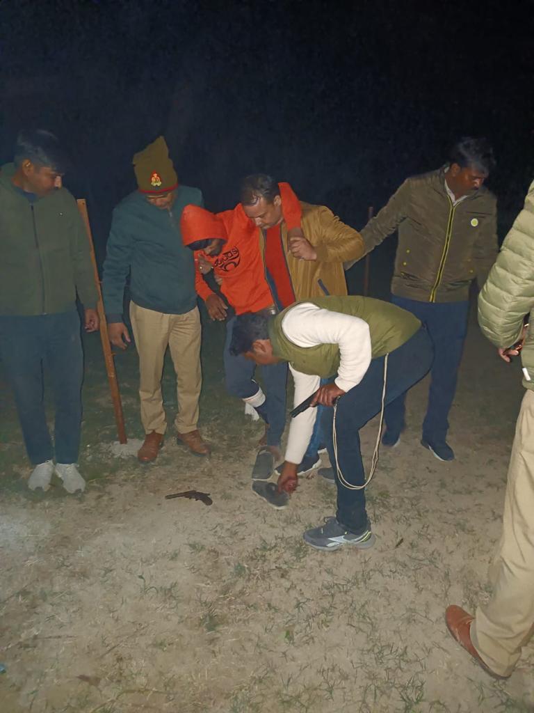 एसपी गोंडा विनीत जायसवाल ने बैंक लूट का खुलासा करने वाली टीम को 25000 का नगद इनाम दिया