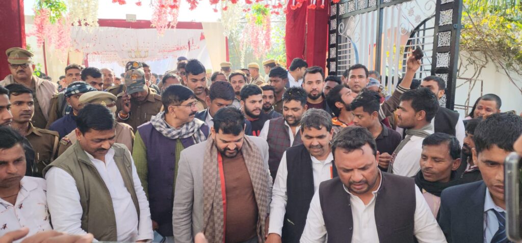 यूपी में भूमाफियाओं का बोलबाला : अखिलेश