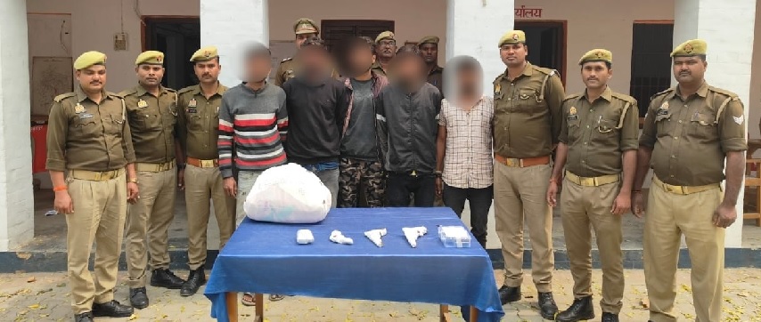 Gonda : पेड़ से बांधकर पीटा, वीडियो वायरल, दो गिरफ्तार 1 Gonda : पेड़ से बांधकर पीटा, वीडियो वायरल, दो गिरफ्तार