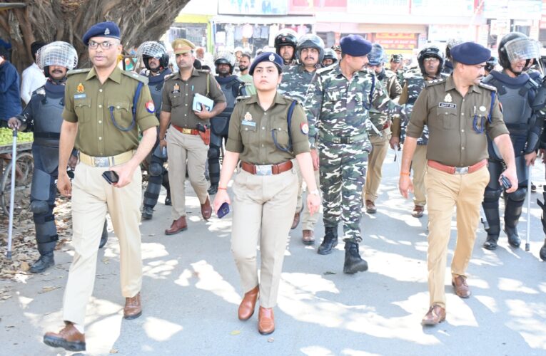 सिद्धार्थनगर ने एसपी ने पुलिस व एसएसबी की संयुक्त टीम के साथ किया फ्लैग मार्च