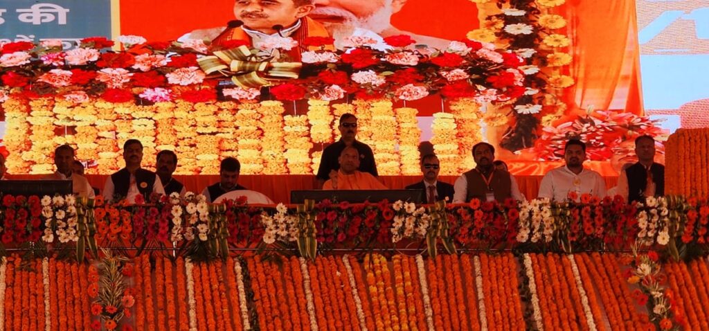 गोंडा में विपक्षियों पर बरसे योगी