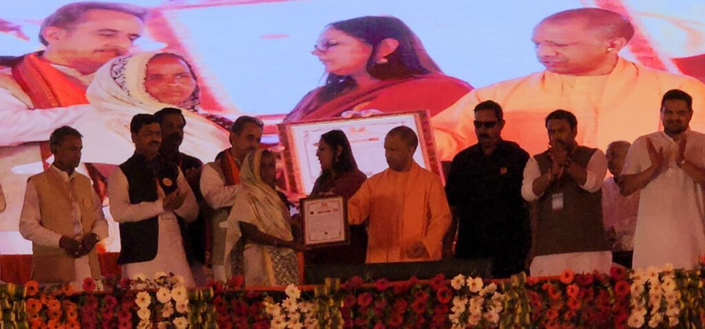 गोंडा में विपक्षियों पर बरसे योगी