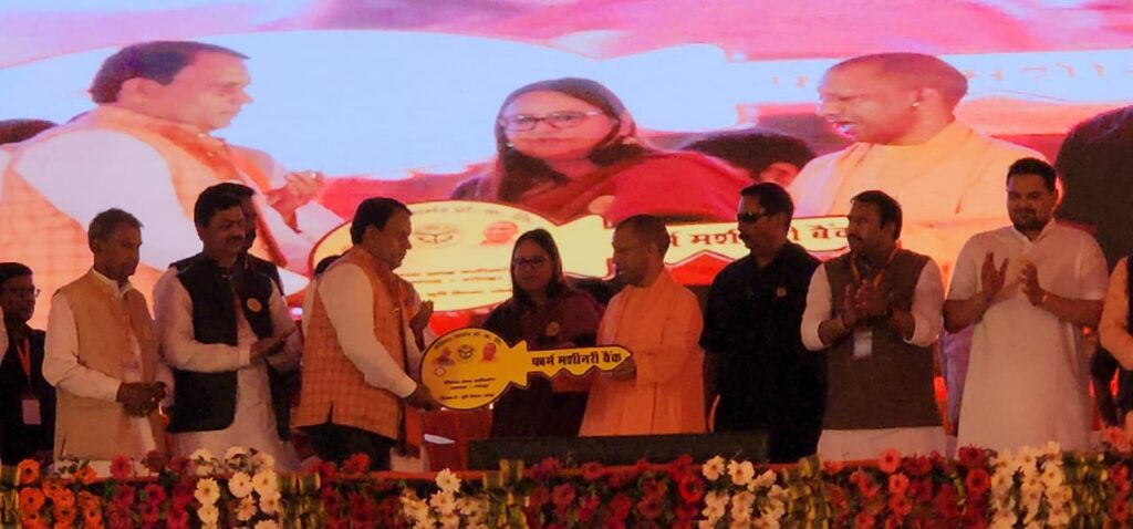 गोंडा में विपक्षियों पर बरसे योगी